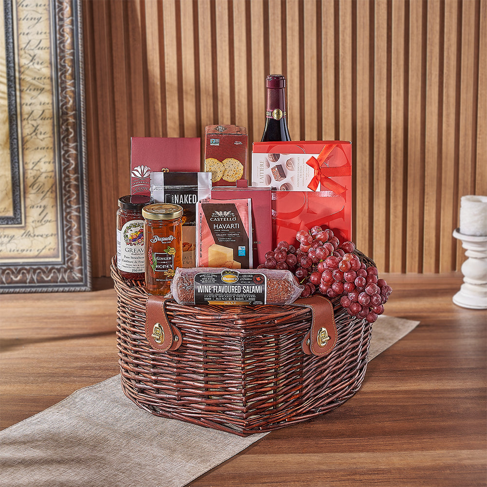 Heart-Shaped Picnic Basket with Wine and Artisan Snacks – how the gift is presented