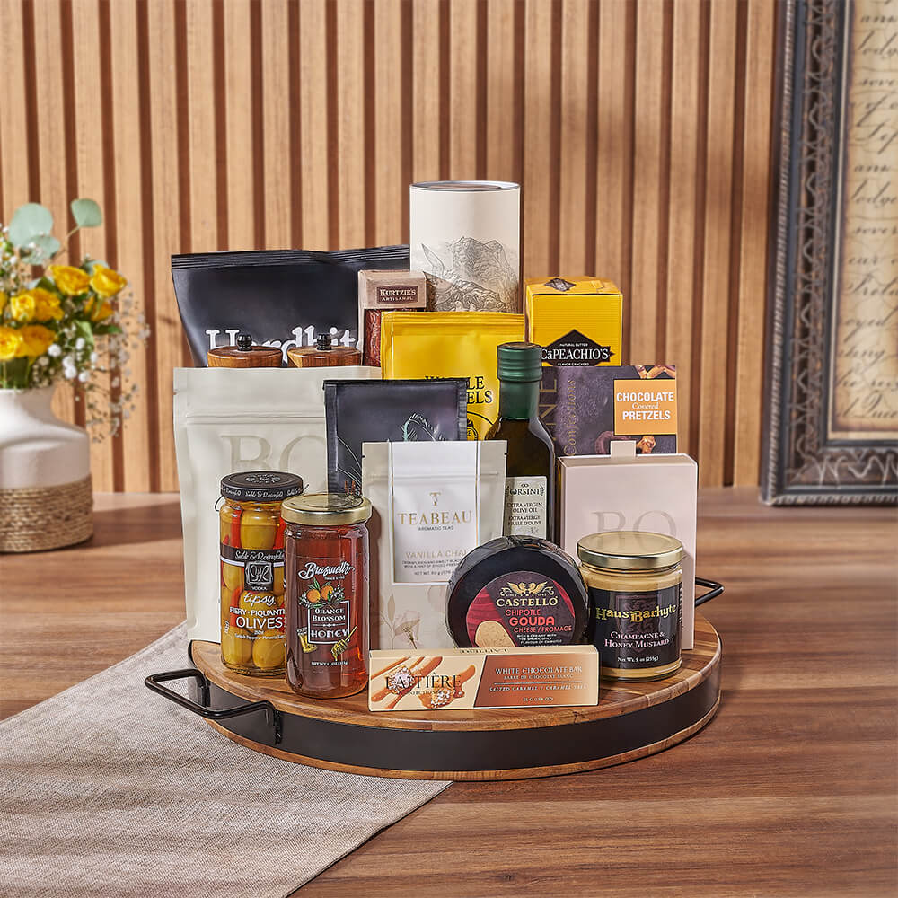 Whiskey Gift Basket with Artisanal Treats – how the gift is presented