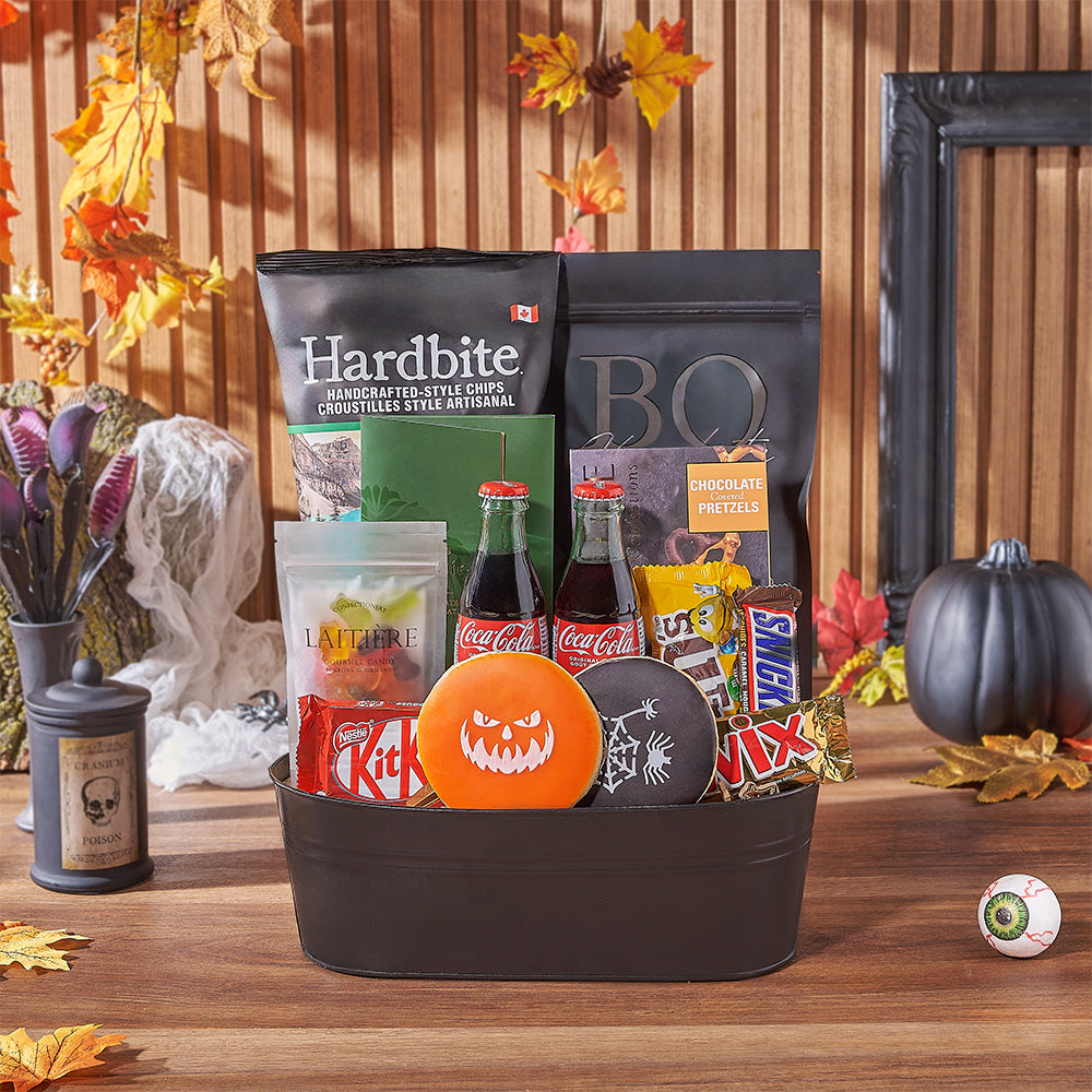 Halloween Snack Bucket with Chocolates – how the gift is presented