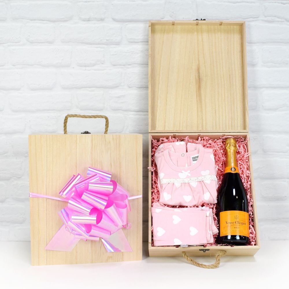 Newborn Girl Champagne Gift Box – how the gift is presented
