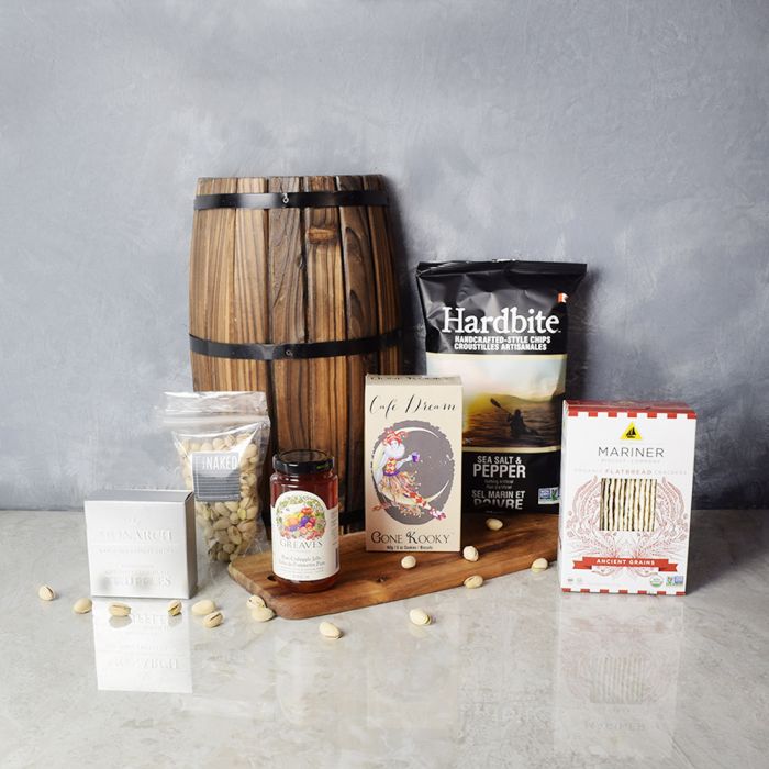 Chocolate Snack Basket with Wooden Board – how the gift is presented