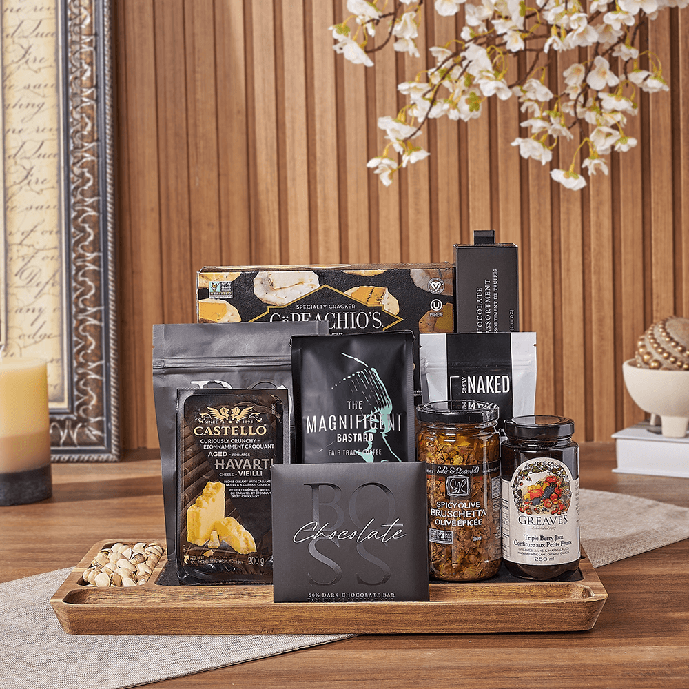 Halal Gourmet Snack Platter with Dark Chocolate and Cheese – how the gift is presented