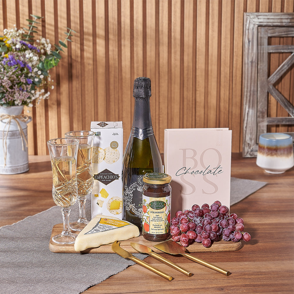 Kosher Sparkling Wine Cheese Basket – how the gift is presented