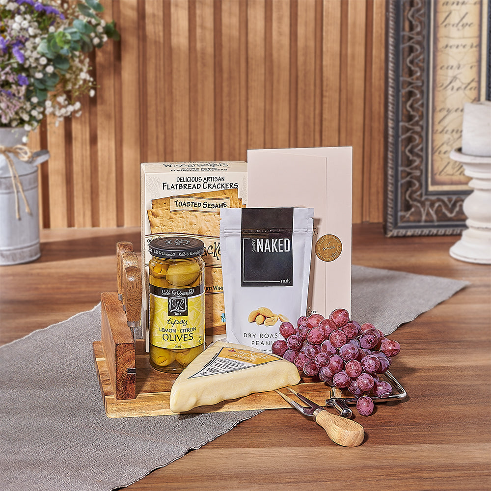 Cheeseboard and Snack Gift Basket – how the gift is presented
