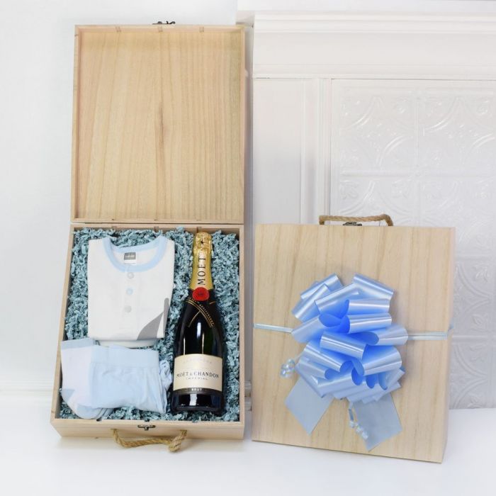 Champagne Gift with Baby Boy Apparel – how the gift is presented