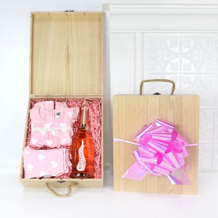Champagne Gift Crate with Pink Outfit – how the gift is presented