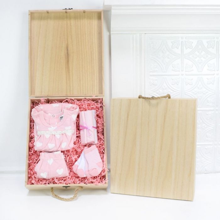 Rustic Baby Crate with Wine Bottle – how the gift is presented